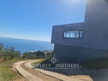 Magnifica casa con vista al mar, recién construida en Zapallar Norte en 7000m2 terreno