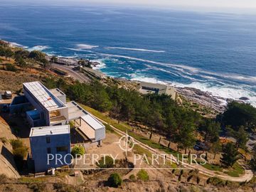 Magnifica casa con vista al mar, recién construida en Zapallar Norte en 7000m2 terreno