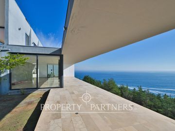 Magnifica casa con vista al mar, recién construida en Zapallar Norte en 7000m2 terreno