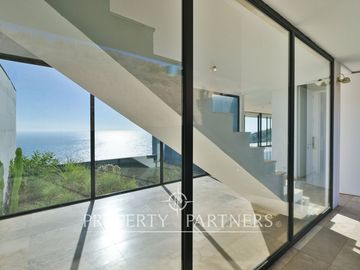 Magnifica casa con vista al mar, recién construida en Zapallar Norte en 7000m2 terreno