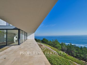 Magnifica casa con vista al mar, recién construida en Zapallar Norte en 7000m2 terreno