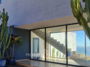 Magnifica casa con vista al mar, recién construida en Zapallar Norte en 7000m2 terreno