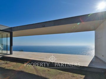 Magnifica casa con vista al mar, recién construida en Zapallar Norte en 7000m2 terreno