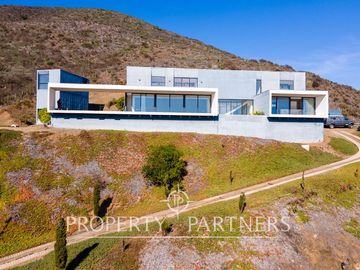 Magnifica casa con vista al mar, recién construida en Zapallar Norte en 7000m2 terreno