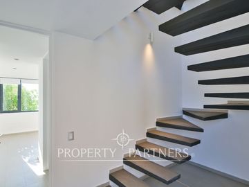 Magnifica casa con vista al mar, recién construida en Zapallar Norte en 7000m2 terreno