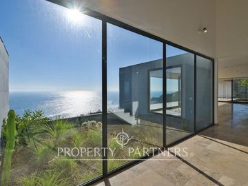 Magnifica casa con vista al mar, recién construida en Zapallar Norte en 7000m2 terreno