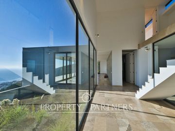 Magnifica casa con vista al mar, recién construida en Zapallar Norte en 7000m2 terreno