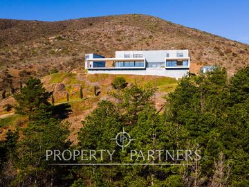 Magnifica casa con vista al mar, recién construida en Zapallar Norte en 7000m2 terreno