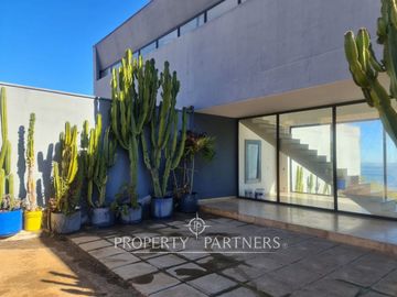 Magnifica casa con vista al mar, recién construida en Zapallar Norte en 7000m2 terreno