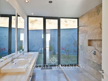 Magnifica casa con vista al mar, recién construida en Zapallar Norte en 7000m2 terreno