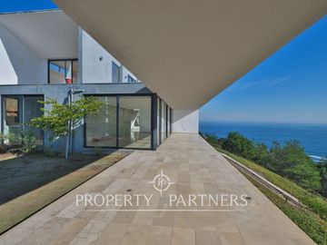 Magnifica casa con vista al mar, recién construida en Zapallar Norte en 7000m2 terreno
