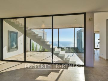 Magnifica casa con vista al mar, recién construida en Zapallar Norte en 7000m2 terreno