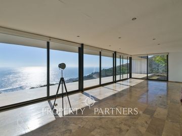 Magnifica casa con vista al mar, recién construida en Zapallar Norte en 7000m2 terreno