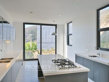 Magnifica casa con vista al mar, recién construida en Zapallar Norte en 7000m2 terreno