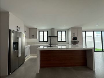 CASA DUPLEX VISTA AL MAR EN URBANIZACIÓN CIUDAD DEL MAR, SUR DE MANTA
