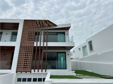 CASA DUPLEX VISTA AL MAR EN URBANIZACIÓN CIUDAD DEL MAR, SUR DE MANTA