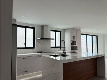 CASA DUPLEX VISTA AL MAR EN URBANIZACIÓN CIUDAD DEL MAR, SUR DE MANTA
