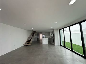 CASA DUPLEX VISTA AL MAR EN URBANIZACIÓN CIUDAD DEL MAR, SUR DE MANTA