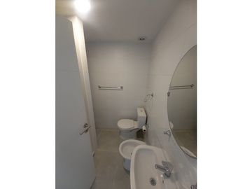 Cuatro ambientes, dos baños,  balcón y cochera a estrenar