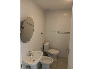 Cuatro ambientes, dos baños,  balcón y cochera a estrenar