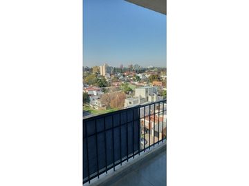 Cuatro ambientes, dos baños,  balcón y cochera a estrenar