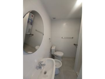 Cuatro ambientes, dos baños,  balcón y cochera a estrenar