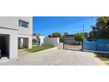 Cuatro ambientes, dos baños,  balcón y cochera a estrenar