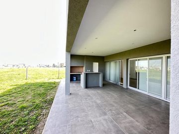 Venta de casa Barrio San Felipe con pileta- Canning