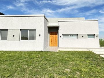 Venta de casa Barrio San Felipe con pileta- Canning