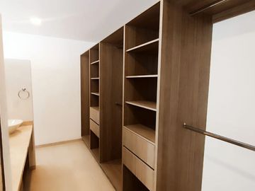 Estrena Casa entre El Refugio y Zibata,  Esstudio o 4ta Recamara, 4 Baños, Lujo