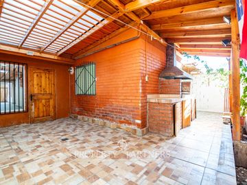 Casa de dos niveles ampliada en plena avenida en La Florida