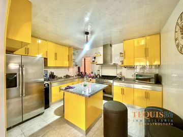Casa de lujo en venta en el pedregal Tequisquiapan con alberca techada