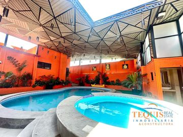 Casa de lujo en venta en el pedregal Tequisquiapan con alberca techada