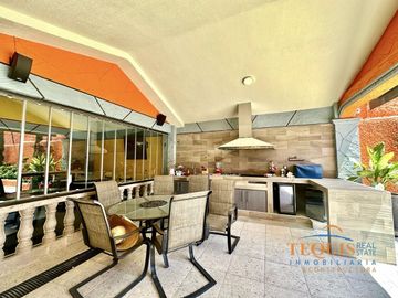 Casa de lujo en venta en el pedregal Tequisquiapan con alberca techada