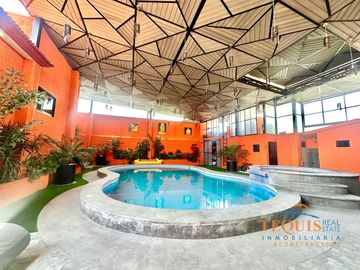 Casa de lujo en venta en el pedregal Tequisquiapan con alberca techada