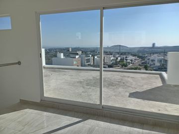 Casa en Lomas de Juriquilla con Roof Garden y Terraza techada J2