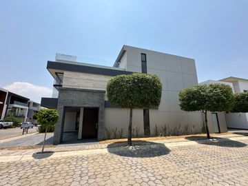 CASA EN VENTA ESQUINA PARQUE GUANAJUATO LOMAS DE ANGELOPOLIS