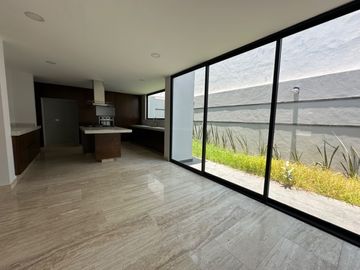 CASA EN VENTA ESQUINA PARQUE GUANAJUATO LOMAS DE ANGELOPOLIS