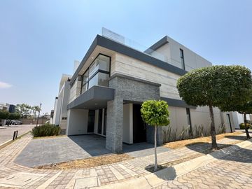 CASA EN VENTA ESQUINA PARQUE GUANAJUATO LOMAS DE ANGELOPOLIS