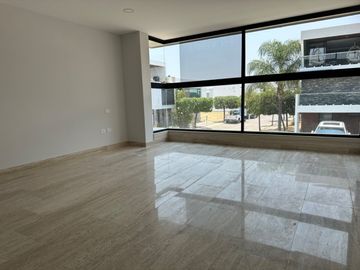 CASA EN VENTA ESQUINA PARQUE GUANAJUATO LOMAS DE ANGELOPOLIS