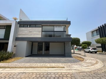 CASA EN VENTA ESQUINA PARQUE GUANAJUATO LOMAS DE ANGELOPOLIS