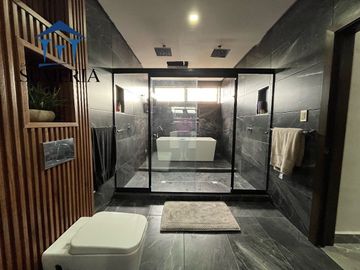 Venta de increible y moderna casa amueblada en Fracc. Cumbres