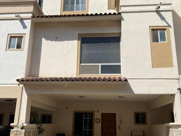 Casa en Venta Tipo Town House en Zona la Huasteca, Santa Catarina