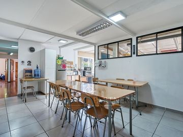 Casa con buen terreno y ubicación/ ideal para remodelar