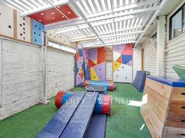 Casa con buen terreno y ubicación/ ideal para remodelar