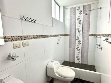 Se vende casa en la molina en santa patricia av precursores  de 360 M2