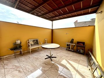 Se vende casa en la molina en santa patricia av precursores  de 360 M2