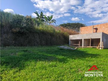 Lote con casa en construcción a 10 min de Alcalá, Valle