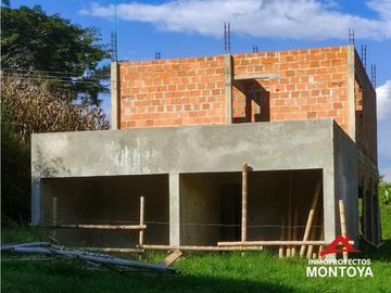 Lote con casa en construcción a 10 min de Alcalá, Valle