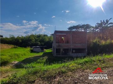 Lote con casa en construcción a 10 min de Alcalá, Valle